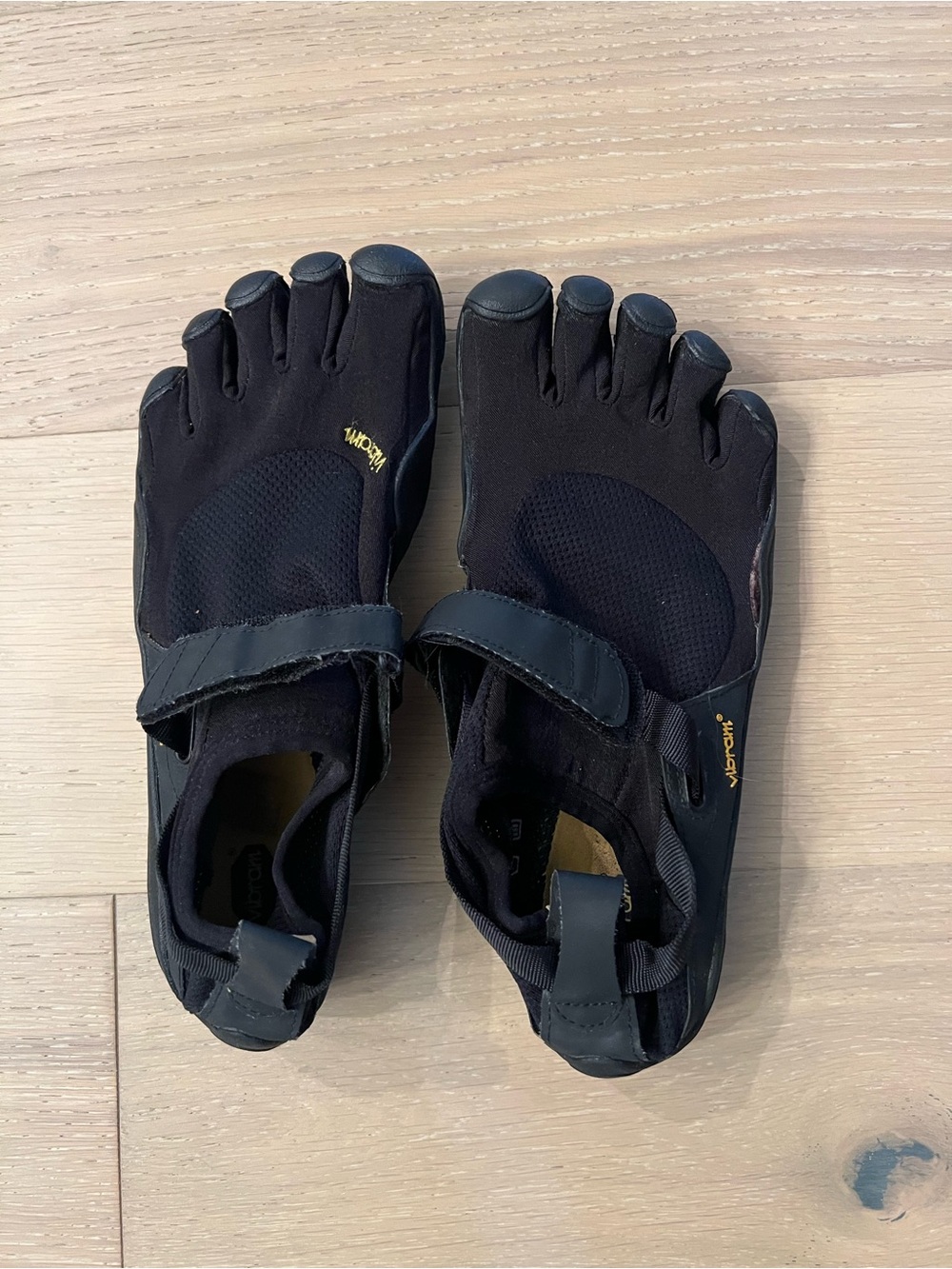 FiveFingers women’s Black Minimalist Toe Athletic Shoes